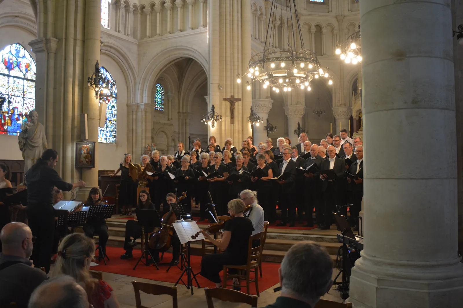 Vue d’ensemble du Chœur de Rouen Métropole et de l’orchestre pendant le Gloria de Vivaldi